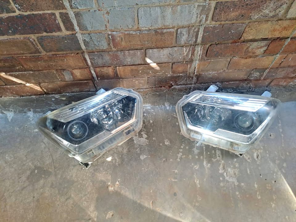 2016 - 2020 Isuzu D-Max pair of Headlight - Private Seller 2016 - 2020 Isuzu D-Max pair of Headlight - Private Seller