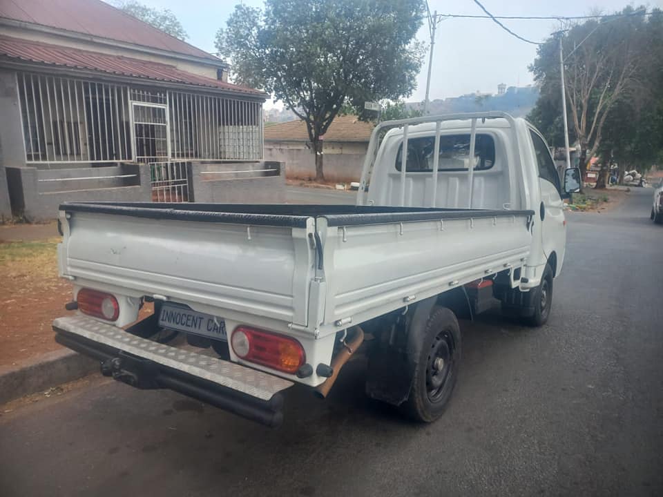 2015 HYUNDAI H100 BAKKIE 2.6 DIESEL, MANUAL, WHITE COLOR, MILEAGE 86000KMS