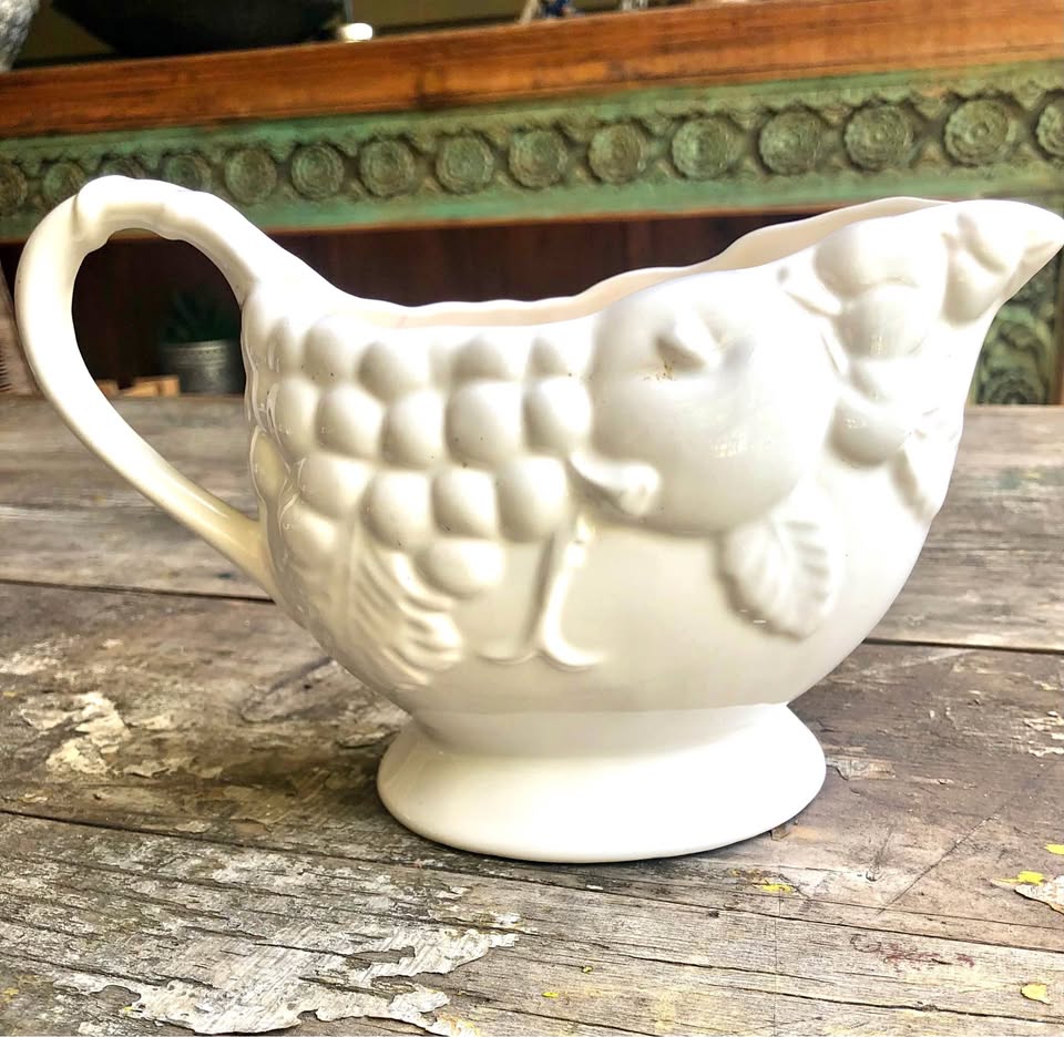 White SIG Gravy boat – Solid White with Fruit Design – see pics attached White SIG Gravy boat – Solid White with Fruit Design – see pics attached