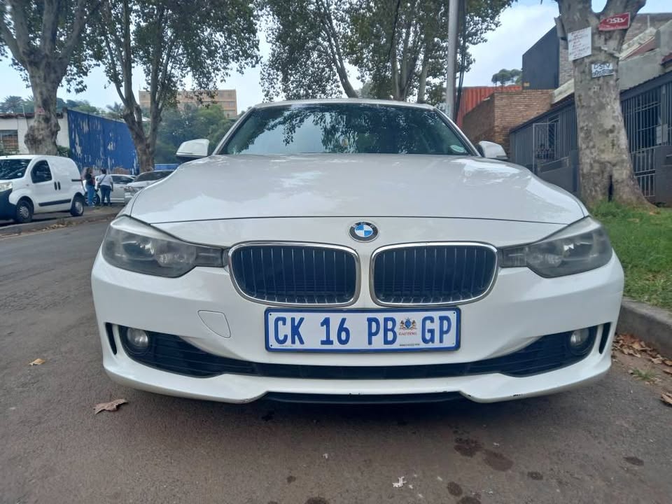 2013 BMW 320i Petrol, Automatic, White,  Reverse Sensor, Leather seat,