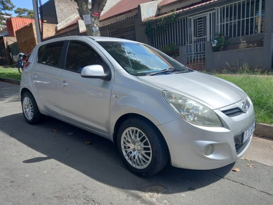 2012 Hyundai i20 Petrol, 1.2 Manual, Silver, 120000kms