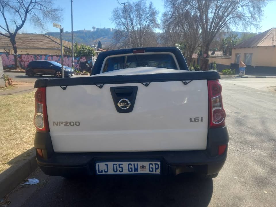 2016 Nissan NP200 Bakkie 1.6 Manual, Petrol, White, Aircon, Spare key, 109000kms