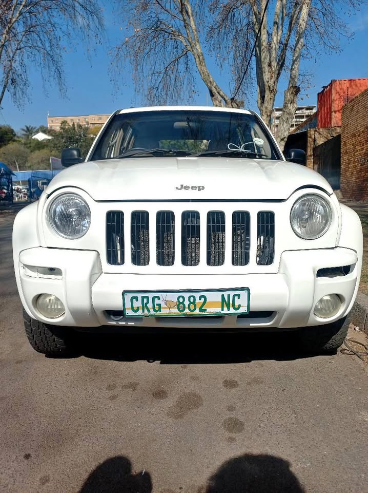2003 JEEP CHEROKEE 2.7 PETROL 4X4 AUTOMATIC TRANSMISSION WITH LEATHER SEATS IN EXCELLENT CONDITION