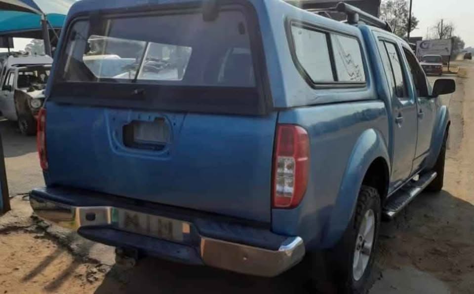 Nissan navara D40 double cap 4l V6 stripping for parts WhatsApp or cell