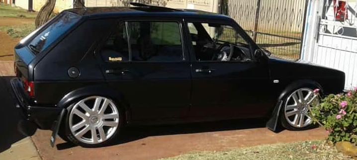 2007 Golf for sale with roof gooe engine 17inch mags beautiful black in colour 