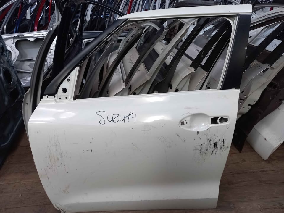 SUZUKI FRONT DOOR LEFT SIDE - Private Seller SUZUKI FRONT DOOR LEFT SIDE - Private Seller