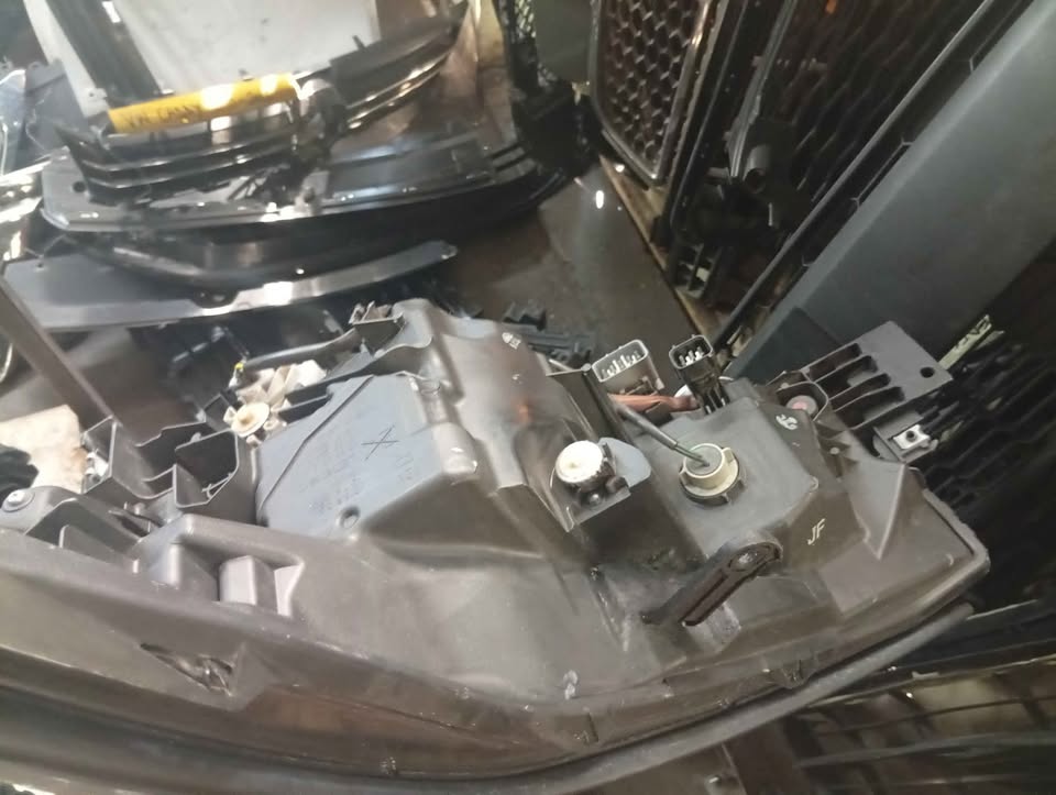 SUBARU FORESTER HEADLIGHT - Private Seller