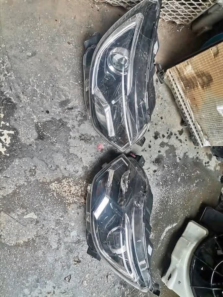 Renault TRIBER Headlight Left & Right  Used Auto Body Spare Parts at Sema Spare - Private Seller