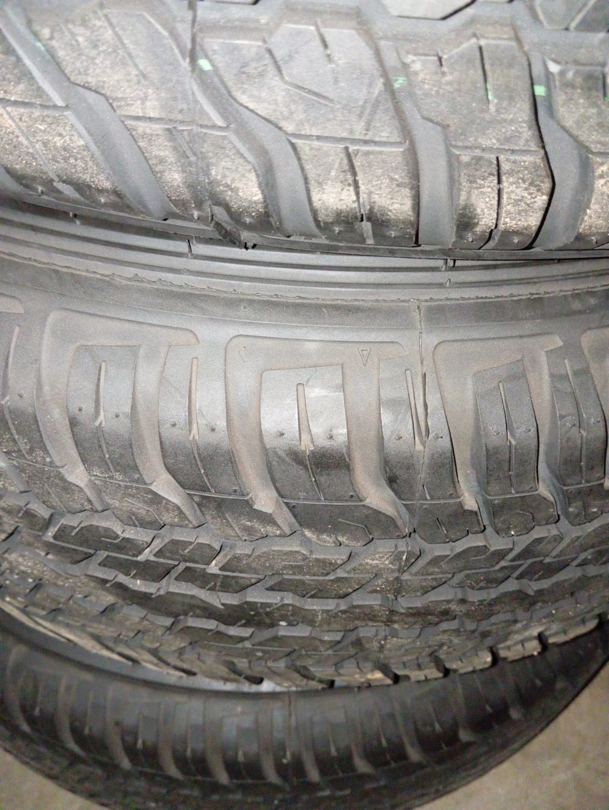 Toyota Hilux gd6 original mags set with tyre and tyre is still 90% good