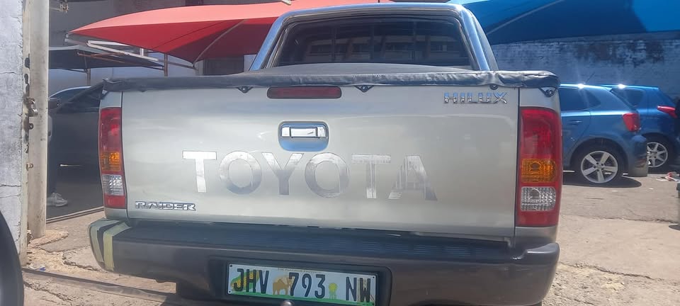 2008 TOYOTA HILUX 3.0 D4D 4X2 DIESEL DOUBLE CAB, MANUAL, SILVER GOLD COLOUR