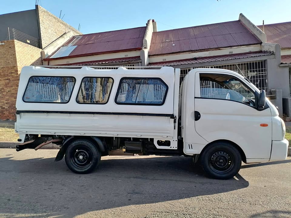 2015 HYUNDAI H100 BAKKIE 2.6 DIESEL WITH CANOPY IN EXCELLENT CONDITION 2015 HYUNDAI H100 BAKKIE 2.6 DIESEL WITH CANOPY IN EXCELLENT CONDITION