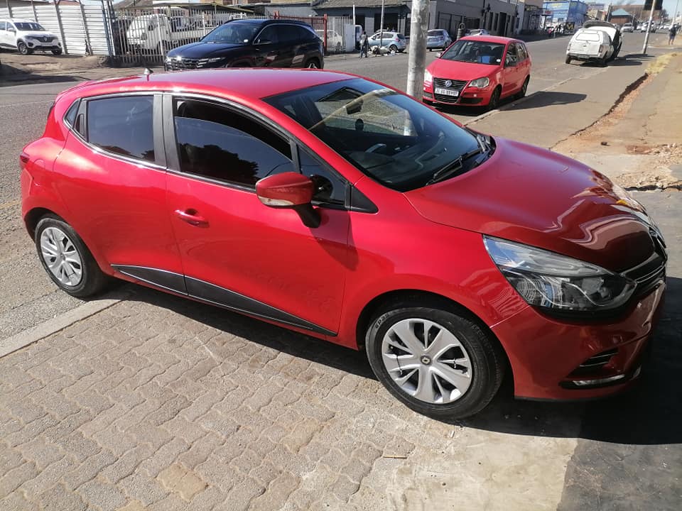 2018 Renault Clio 900T Turbo Dynamic Hatchback with a Nice interior seat and Reserve Camera Service