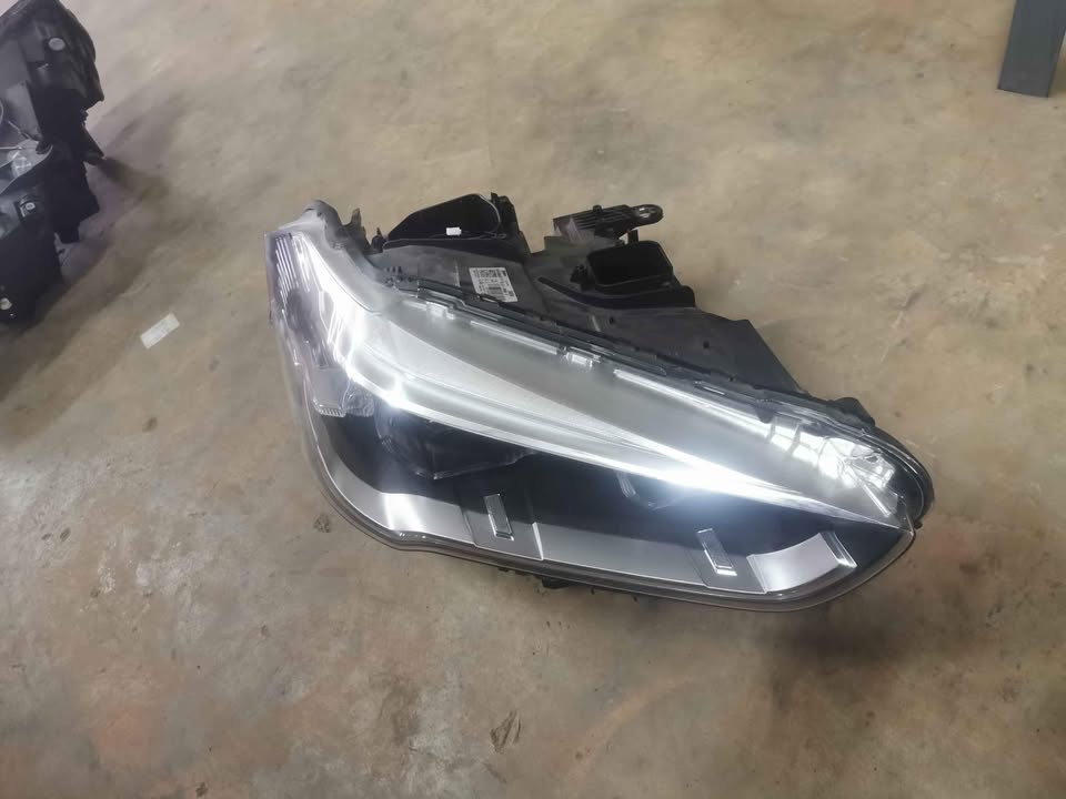 BMW X1 F48 right headlight - Private Seller
