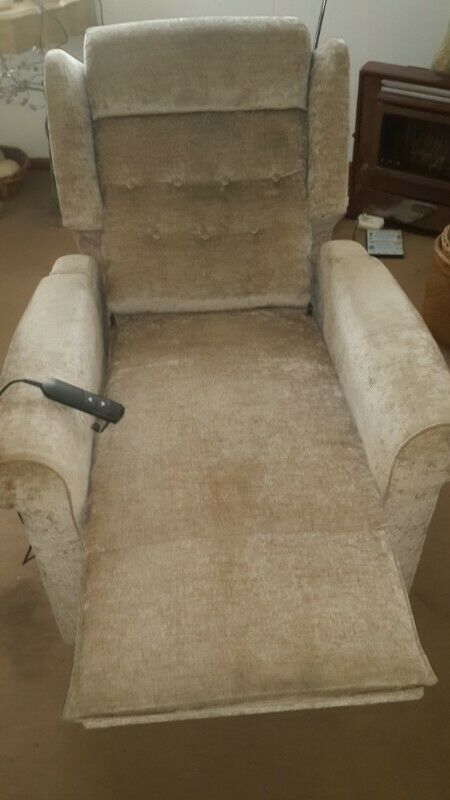 Willowbrook Lift And Recline Chair With Memory Foam Spine Align Pillow