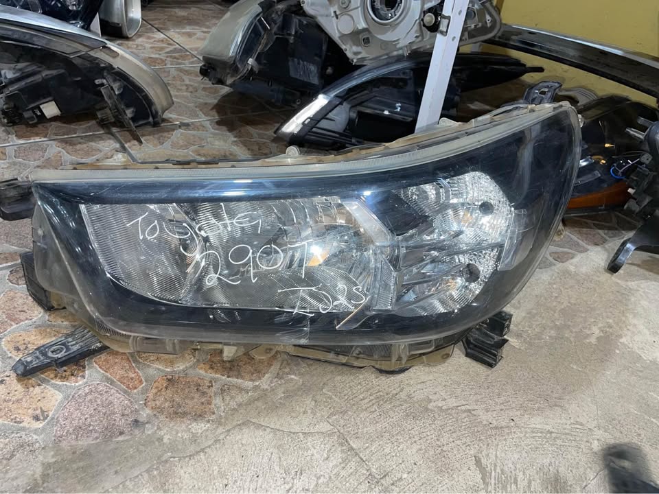 Toyota Hilux legend 50 headlight - Private Seller Toyota Hilux legend 50 headlight - Private Seller