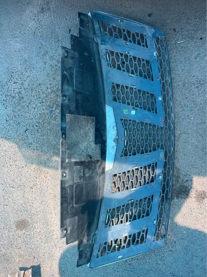 Mahindra Xuv500 2.2 W8 Grill For Sale call or whatsapp - Private Seller Mahindra Xuv500 2.2 W8 Grill For Sale call or whatsapp - Private Seller