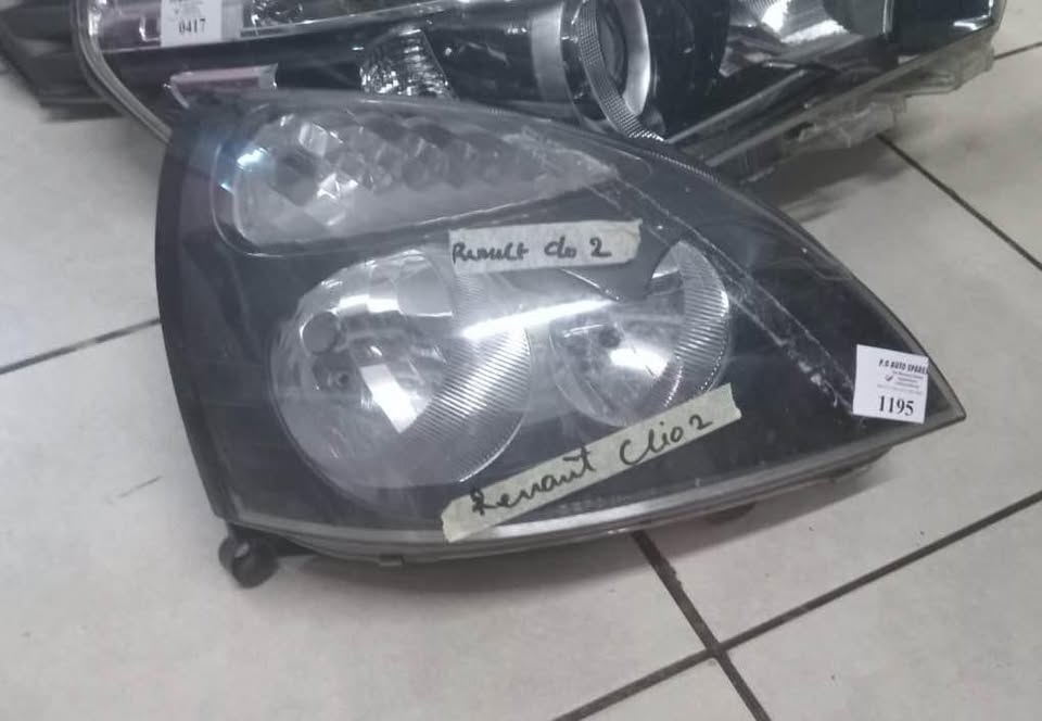Renault Clio 2 headlight - Private Seller Renault Clio 2 headlight - Private Seller