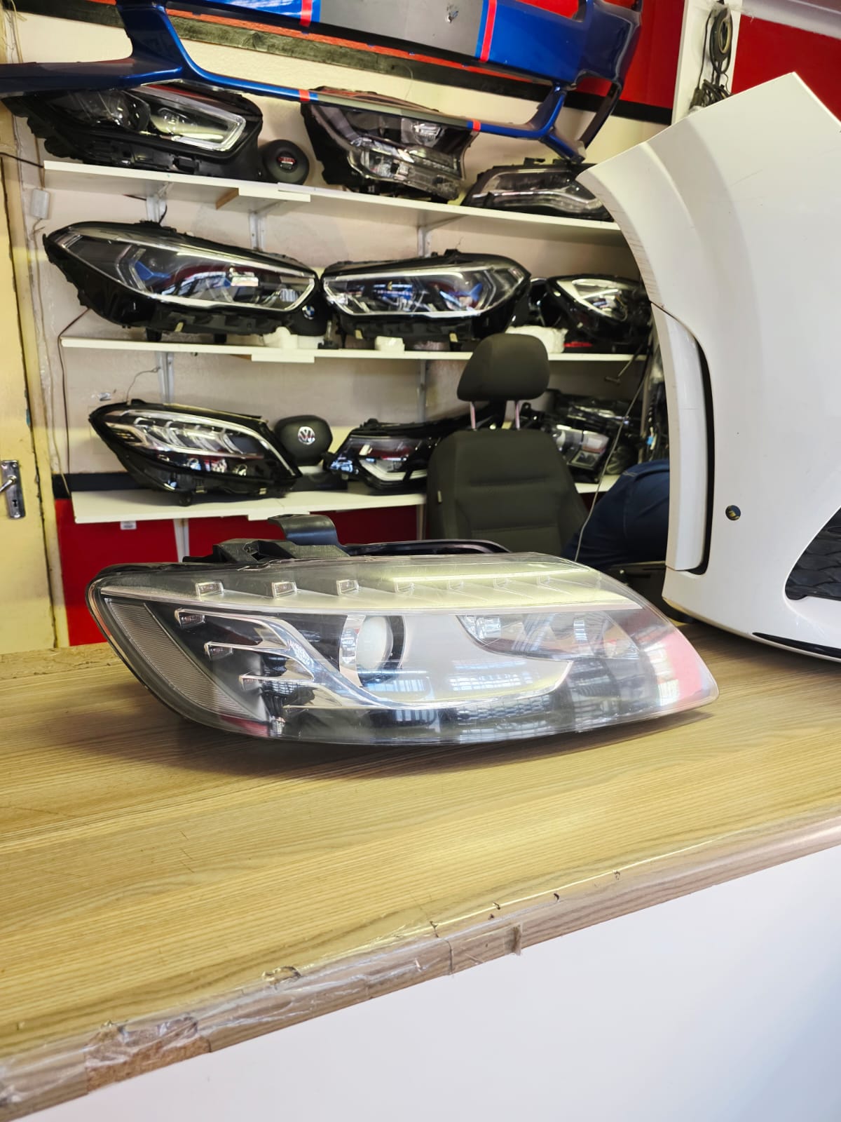 2013 AUDI Q7 XENON HEADLIGHT RIGHT SIDE FOR SALE IN A GREAT CONDITION - Private Seller
