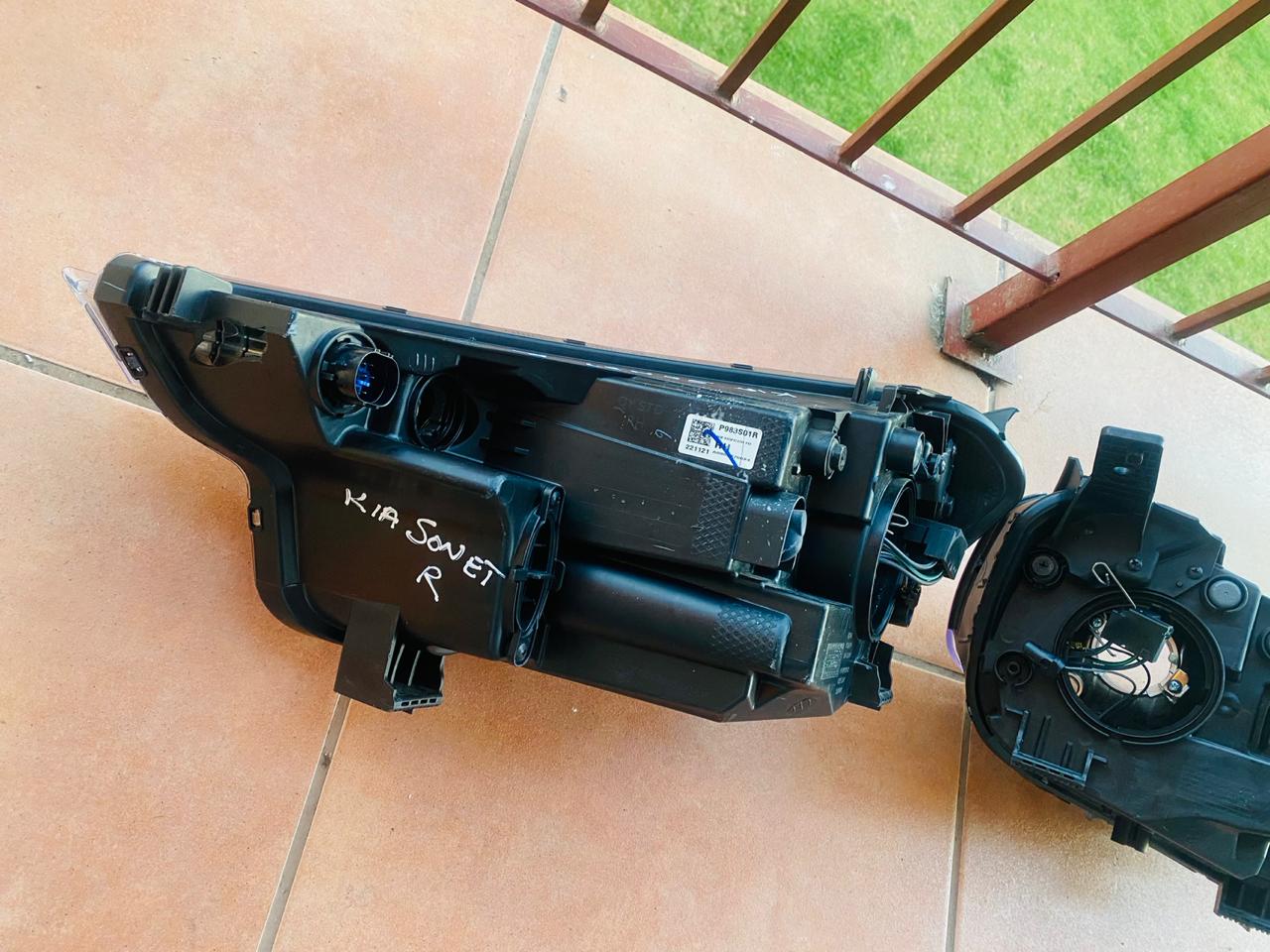 Kia sonet left and right headlight for sale OEM - Private Seller Kia sonet left and right headlight for sale OEM - Private Seller