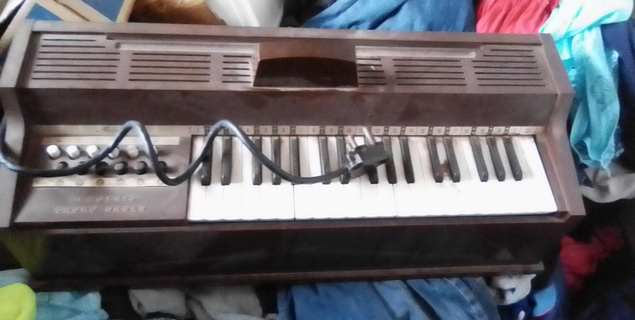 1969 magnus electric ghord organ. 1969 magnus electric ghord organ.