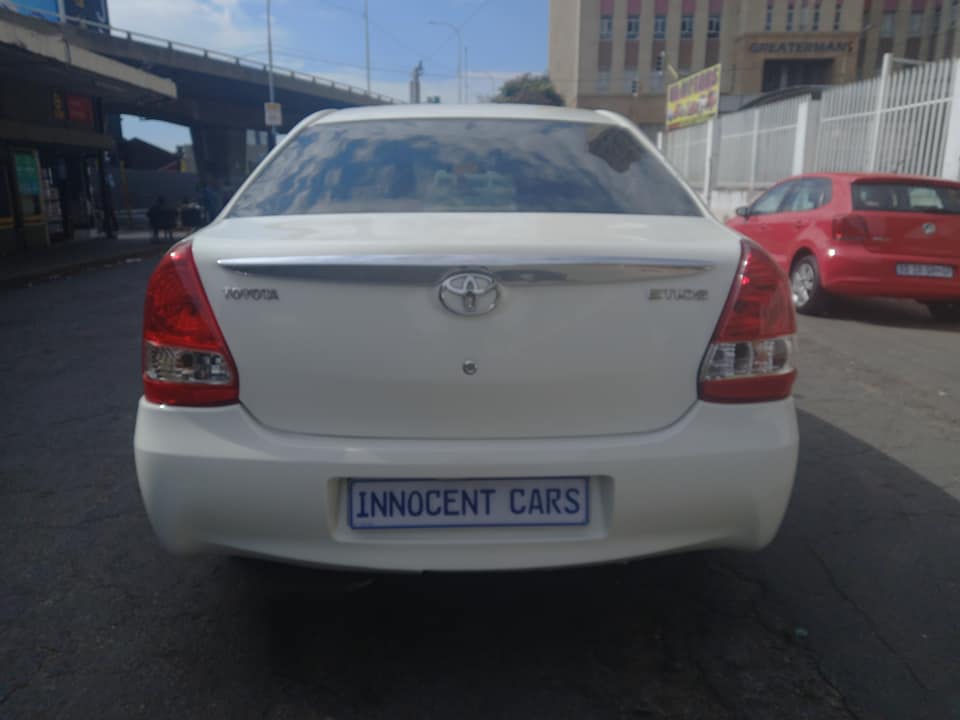 2014 TOYOTA ETIOS SEDAN 1.5 SPRINTER PETROL, MANUAL, WHITE COLOUR, MILEAGE
