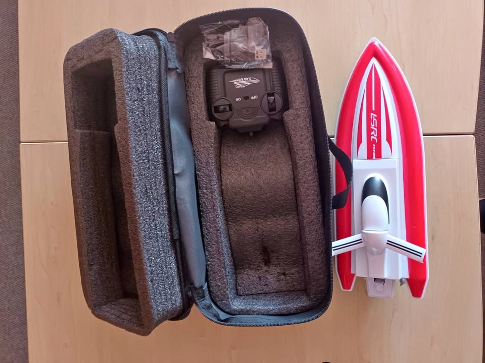 REMOTE CONTROL SPEEDBOAT RED
