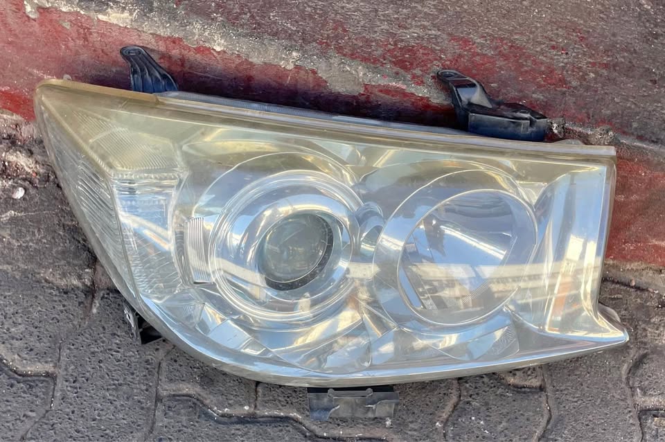 Toyota Hilux D4D headlight - Private Seller Toyota Hilux D4D headlight - Private Seller