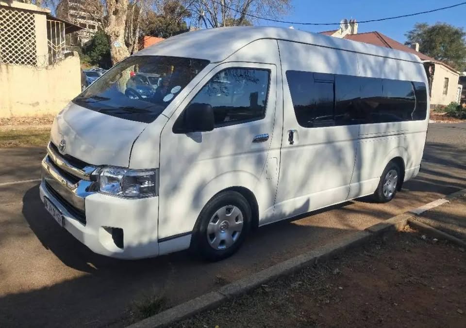 2011 TOYOTA QUANTUM 2.5 GL MANUAL TRANSMISSION 14 SEATER IN EXCELLENT CONDITION