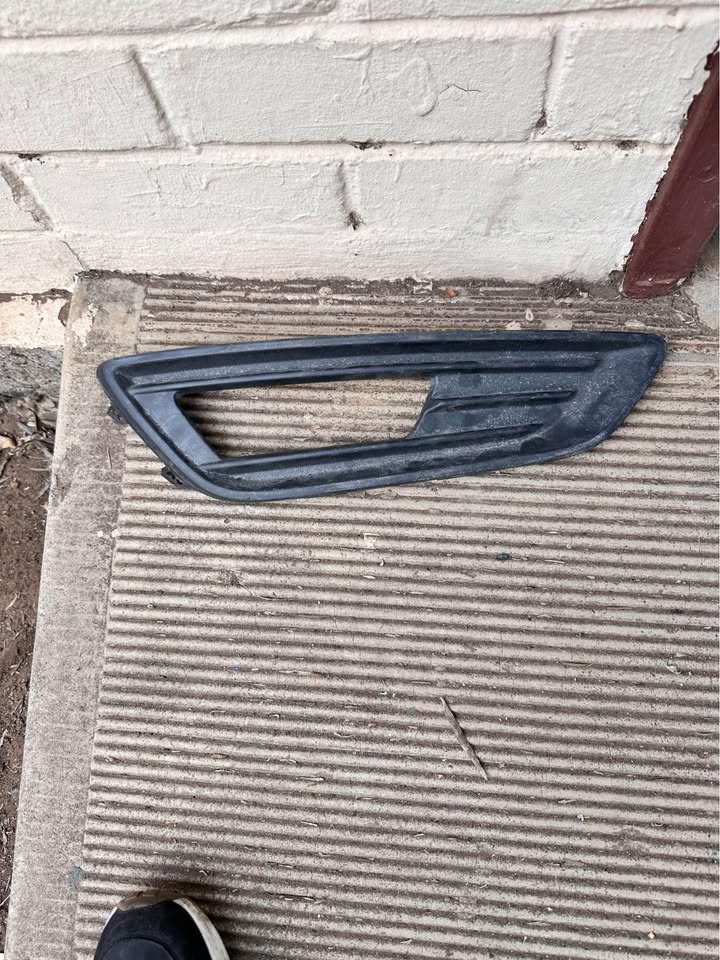 Ford focus fog light cover right side - Private Seller Ford focus fog light cover right side - Private Seller