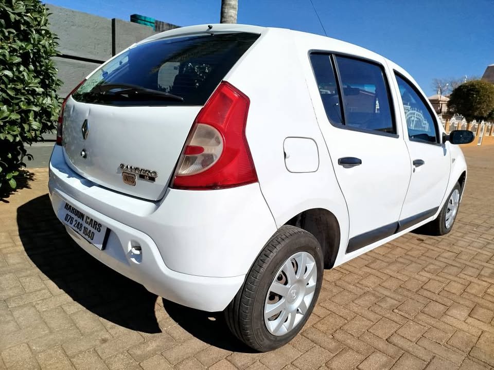 Call Haroon on 2011 Renault sandero 1.6