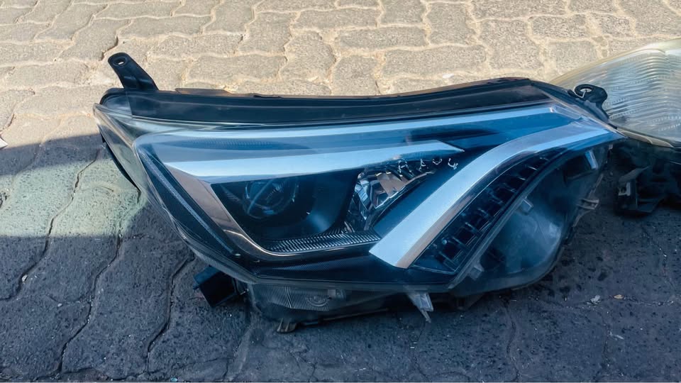 Toyota RAV4 Headlight 2016/18 - Private Seller Toyota RAV4 Headlight 2016/18 - Private Seller