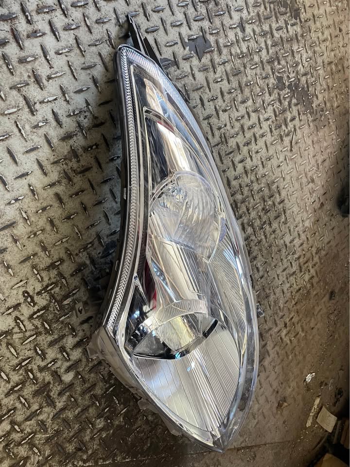 Suzuki swift headlight RHS - Private Seller Suzuki swift headlight RHS - Private Seller