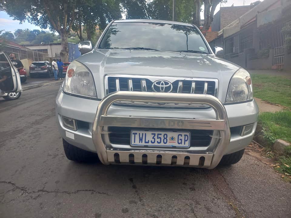 2006 TOYOTA LAND CRUISER PRADO 4.0 V6 PETROL, AUTOMATIC 4X4, SILVER COLOR 2006 TOYOTA LAND CRUISER PRADO 4.0 V6 PETROL, AUTOMATIC 4X4, SILVER COLOR