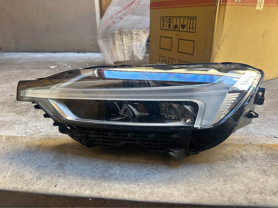 Volvo XC60 Left side Full LED headlight - Private Seller Volvo XC60 Left side Full LED headlight - Private Seller