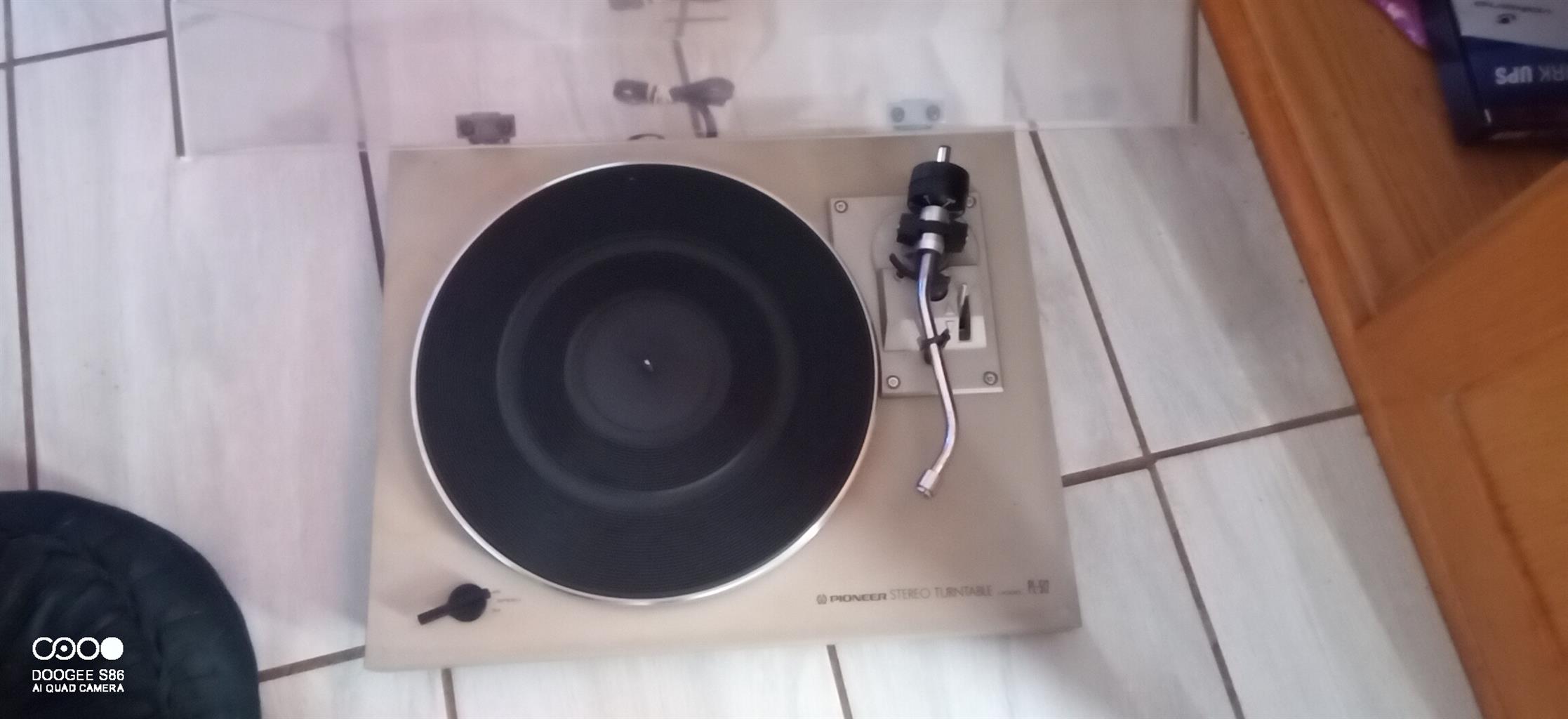 Pioneer turntable (vinyl record player) Urgent sale