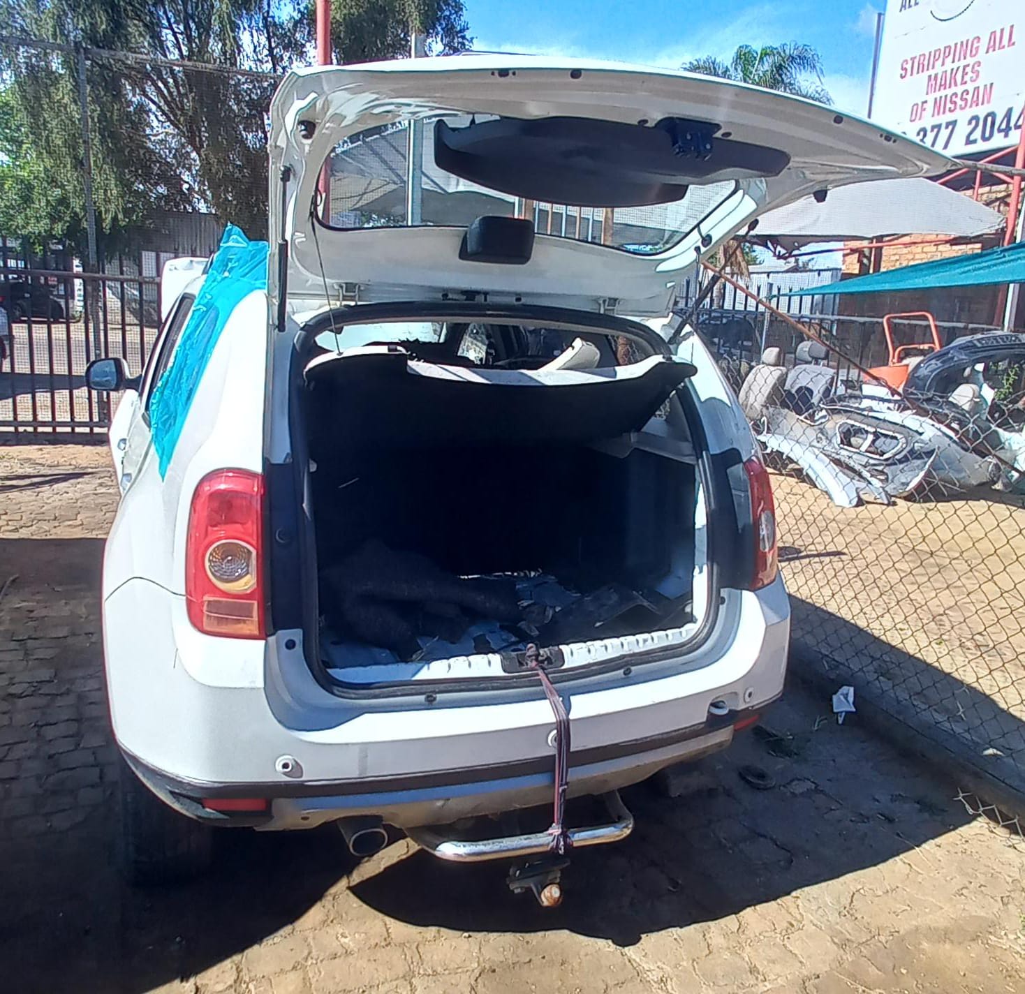 RENAULT DUSTER 1.6 16V ( WHITE) STRIPPING FOR SPARES - Private Seller