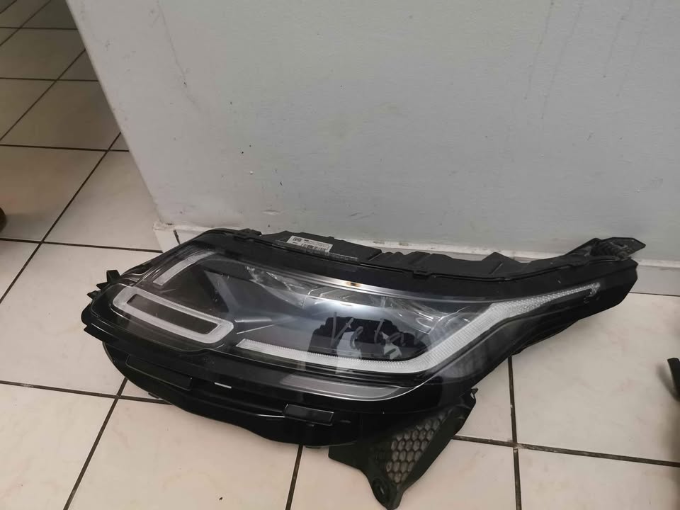Range Rover Vela left headlight - Private Seller Range Rover Vela left headlight - Private Seller
