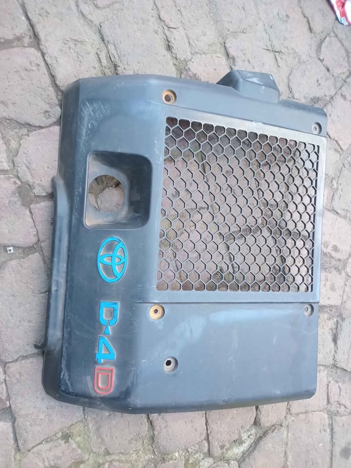 2015 Toyota hilux d4d 3.0 engine cover for sale @ circle 7 used parts - Private Seller