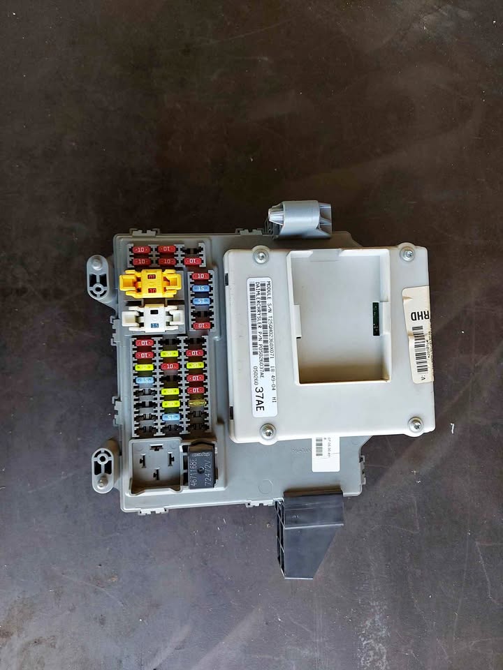 Used Jeep Cherokee 3.7L KJ Fuse Box P/N P05026037AE