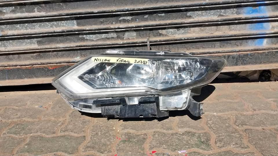 Nissan X-Trail headlight 2017 - Private Seller Nissan X-Trail headlight 2017 - Private Seller