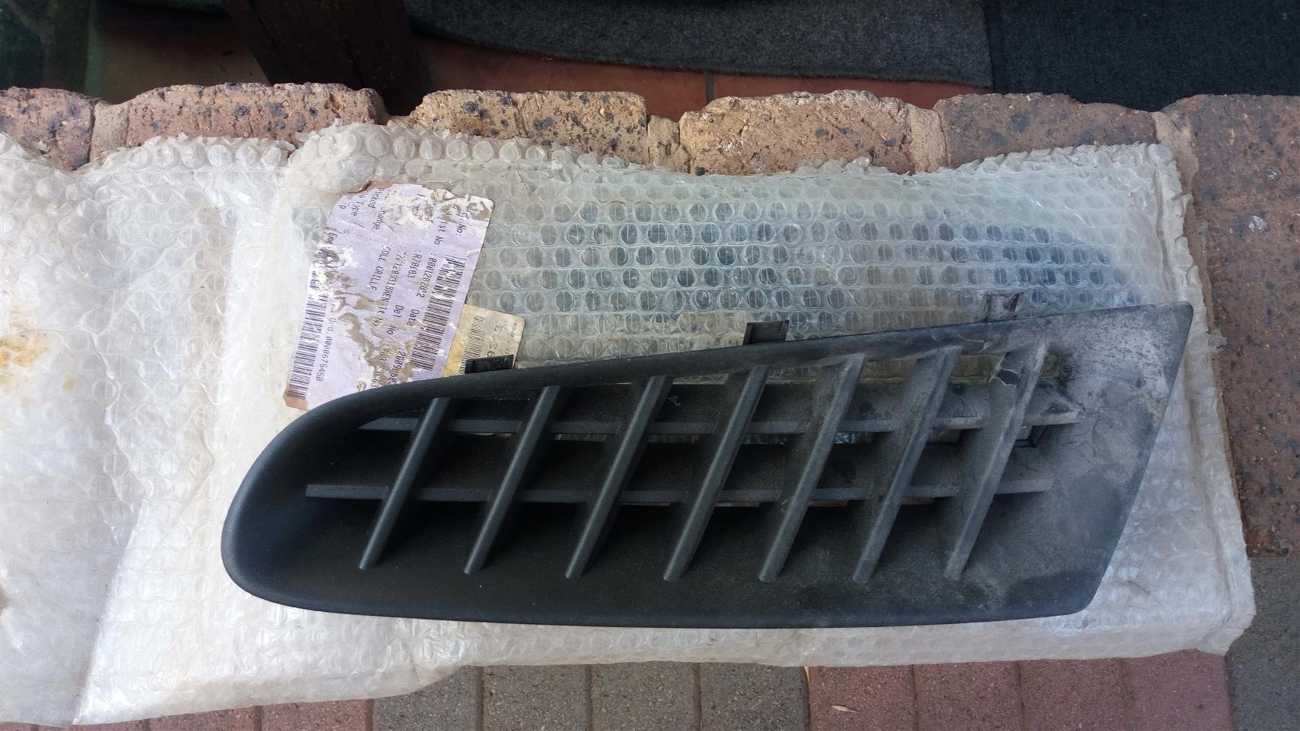 Renault clio 3 front bumper grilles - Private Seller