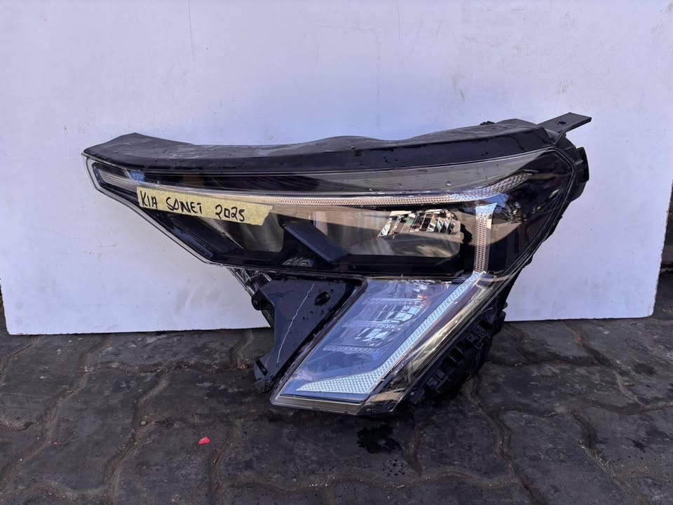 2025 Kia Sonet Headlight - Private Seller 2025 Kia Sonet Headlight - Private Seller