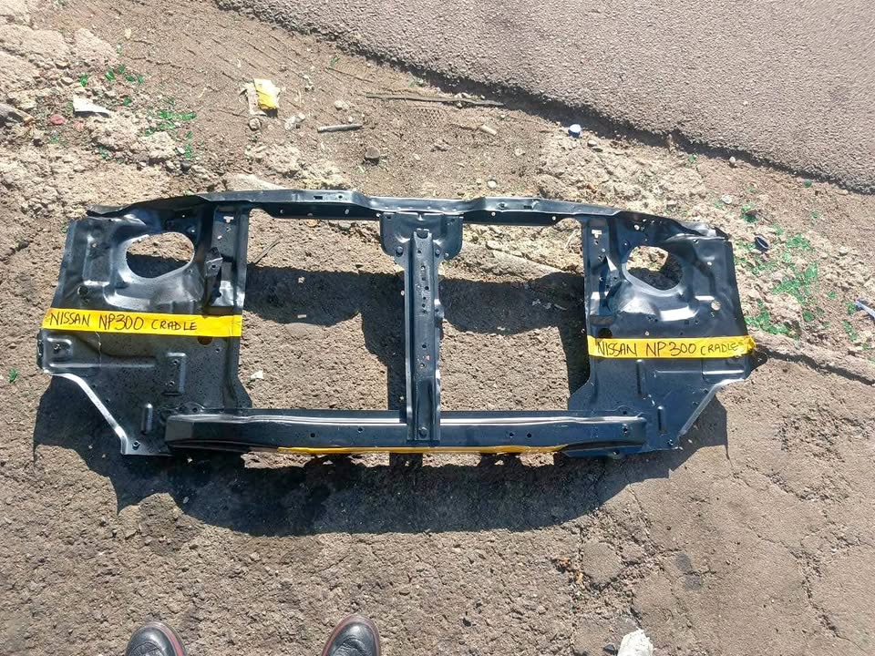 Nissan Np300 cradle - Private Seller Nissan Np300 cradle - Private Seller