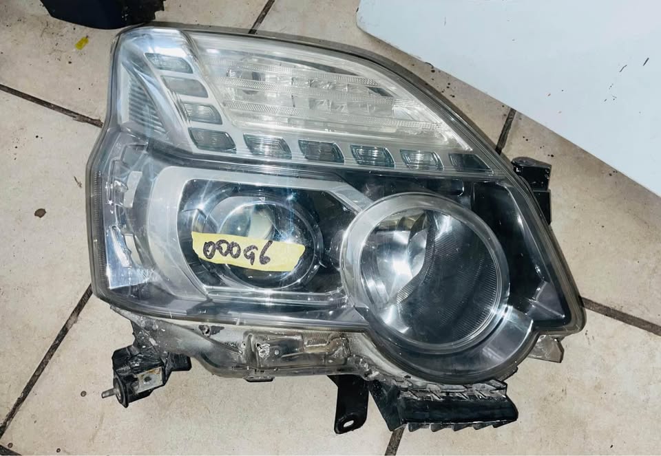 Nissan X-Trail headlight - Private Seller Nissan X-Trail headlight - Private Seller