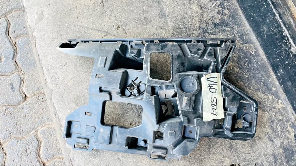 VOLVO V40 Front bumper mounting bracket 2012+ - Private Seller VOLVO V40 Front bumper mounting bracket 2012+ - Private Seller