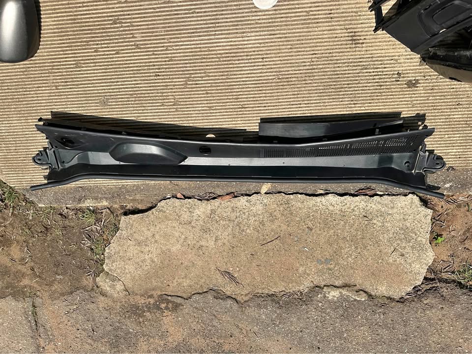 Toyota Hilux wiper cowling - Private Seller Toyota Hilux wiper cowling - Private Seller