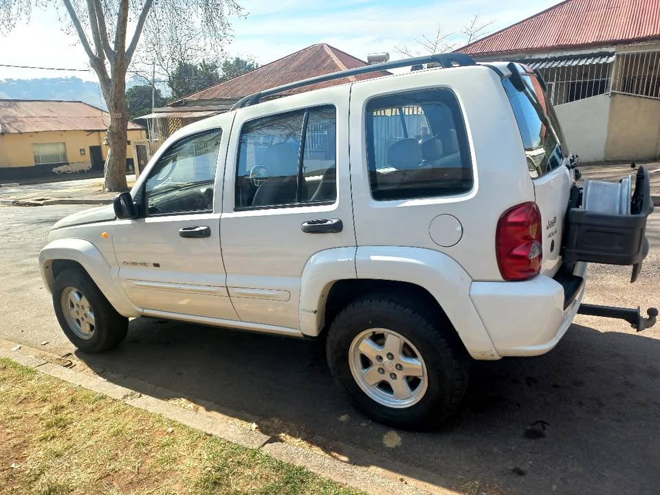 2003 JEEP CHEROKEE 2.7 PETROL 4X4 AUTOMATIC TRANSMISSION WITH LEATHER SEATS IN EXCELLENT CONDITION