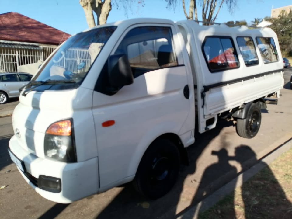 2015 HYUNDAI H100 BAKKIE 2.6 DIESEL WITH CANOPY IN EXCELLENT CONDITION
