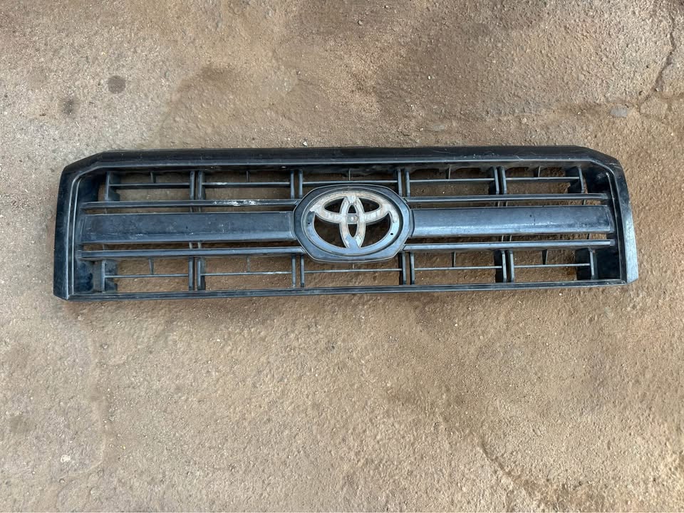 Toyota Land Cruiser 79 & 76 Series main grille - Private Seller Toyota Land Cruiser 79 & 76 Series main grille - Private Seller