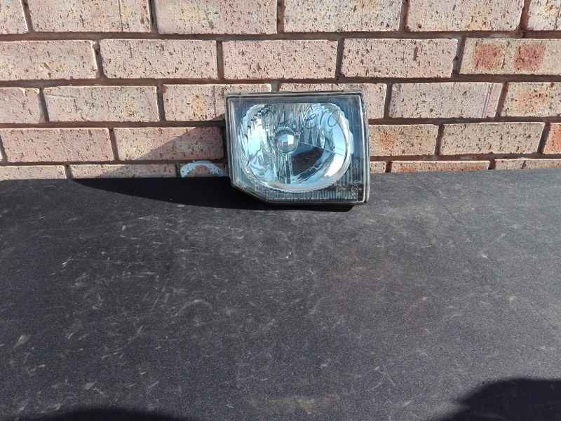 Mitsubishi Pajero Right Side Headlight - Private Seller Mitsubishi Pajero Right Side Headlight - Private Seller